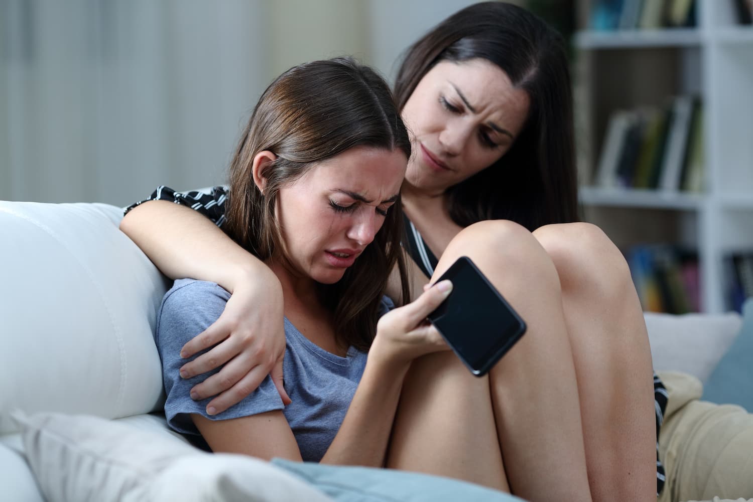 Sites de rencontres, arnaques, harcèlement, qui sont les victimes ?