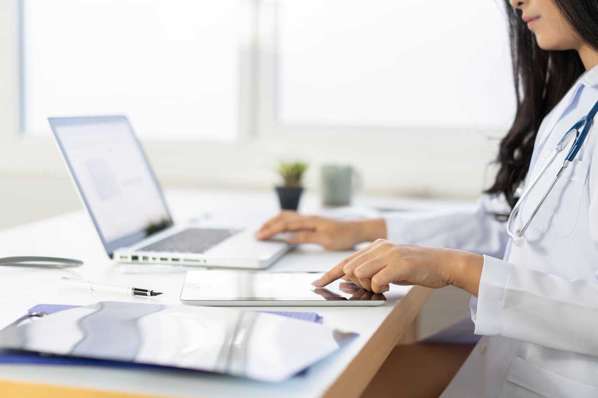 Logiciel médical : Tout ce que vous devez savoir pour bien le choisir aujourd’hui