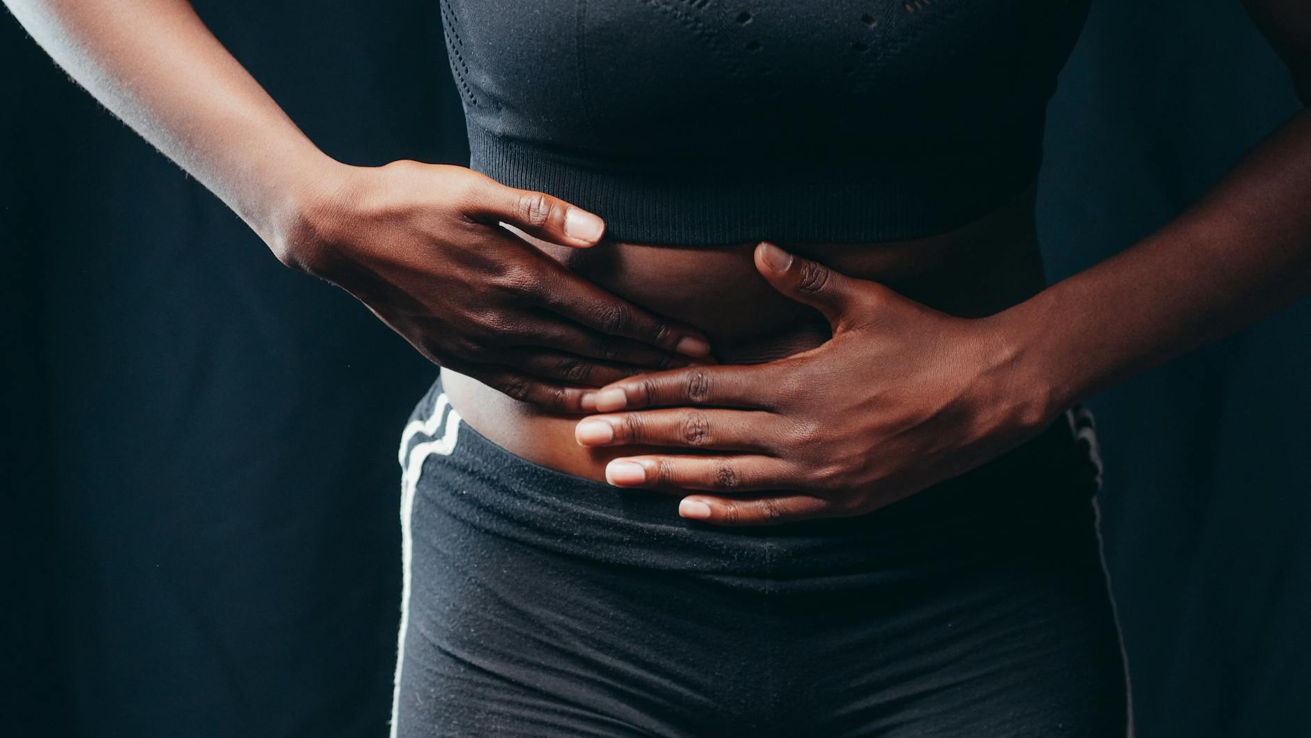 Douleur bas du ventre gauche femme : causes et solutions