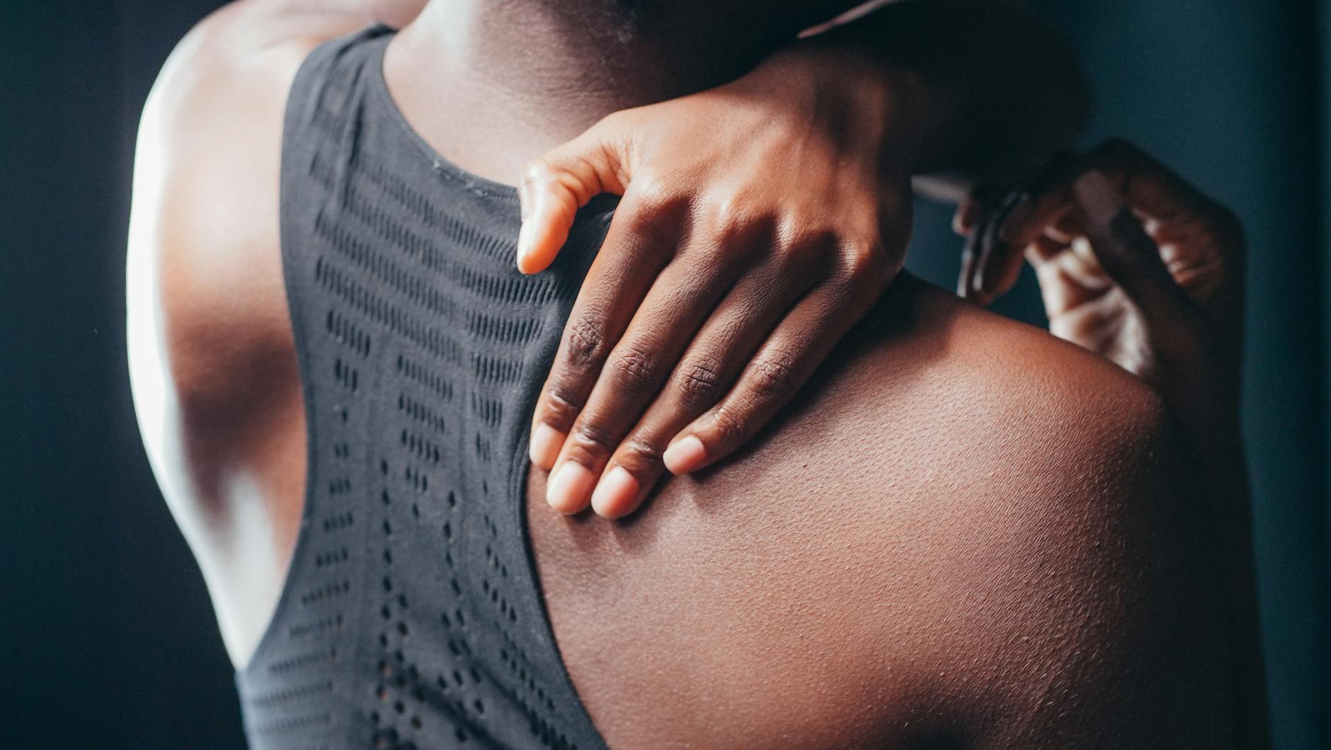 Douleur musculaire au bras : causes et solutions efficaces